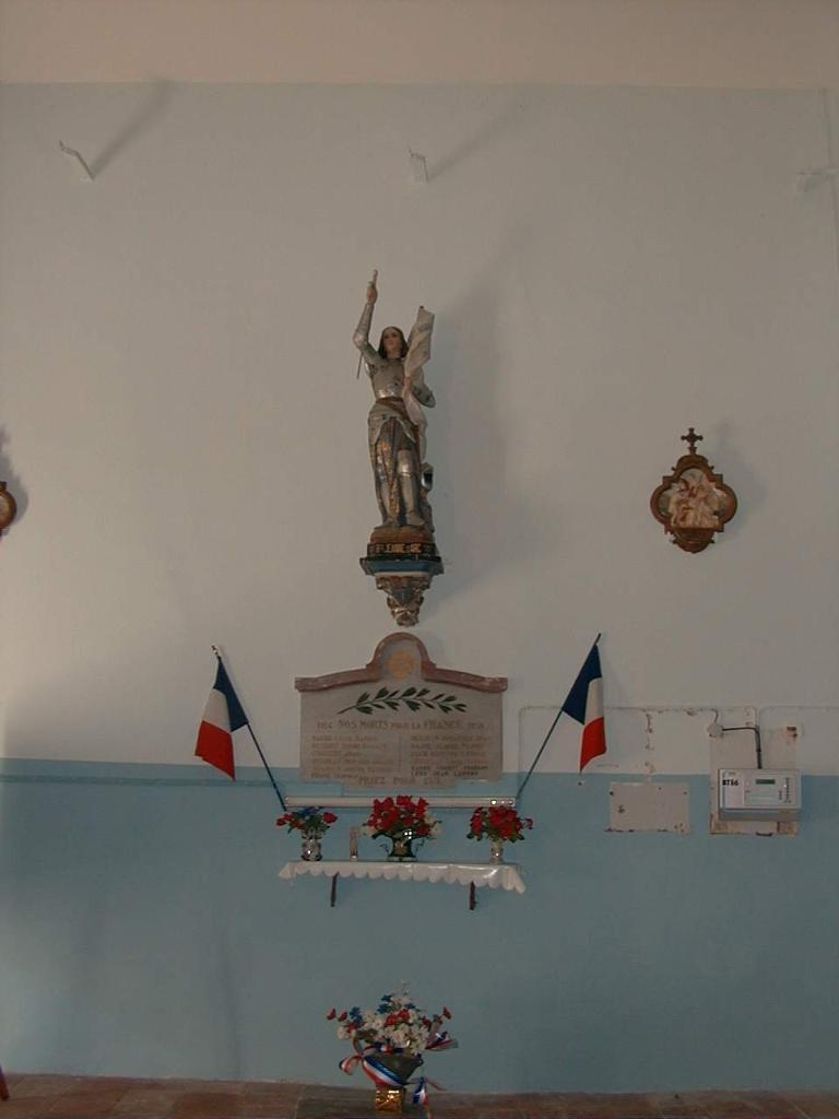 ensemble du monument aux morts de la guerre de 1914-1918 avec la plaque commémorative, les deux drapeaux, la statue de Jeanne d'Arc et sa console