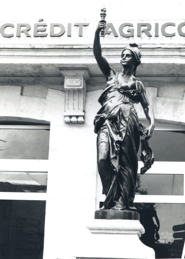monument (monument commémoratif), fontaine monumentale, de la république