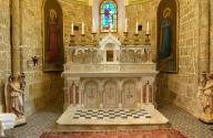 ensemble du maître-autel, de style néo-roman : autel tombeau, gradin d'autel, tabernacle architecturé à ailes