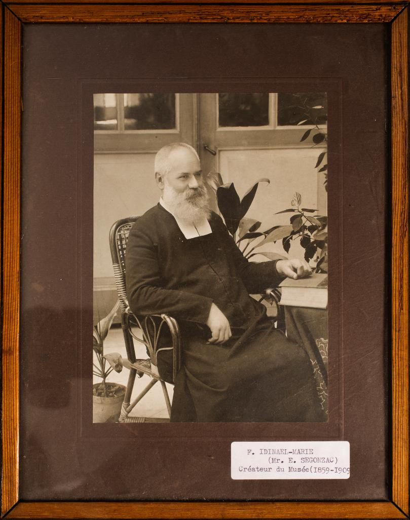 présentation du mobilier du musée de l'Institution Saint-Joseph