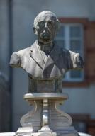 statues de personnages célèbres, de deux femmes et un jeune homme et d'un coq