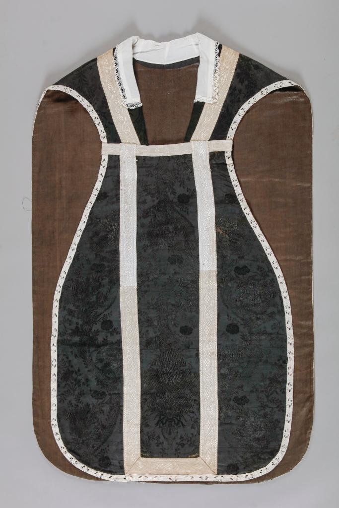 chasuble noire (re-teinture) avec étole et manipule