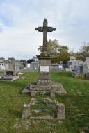 croix de cimetière et tombeau de l'abbé Porcel