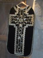 ornement noir : chasuble, étole de clerc, bourse de corporal, chape