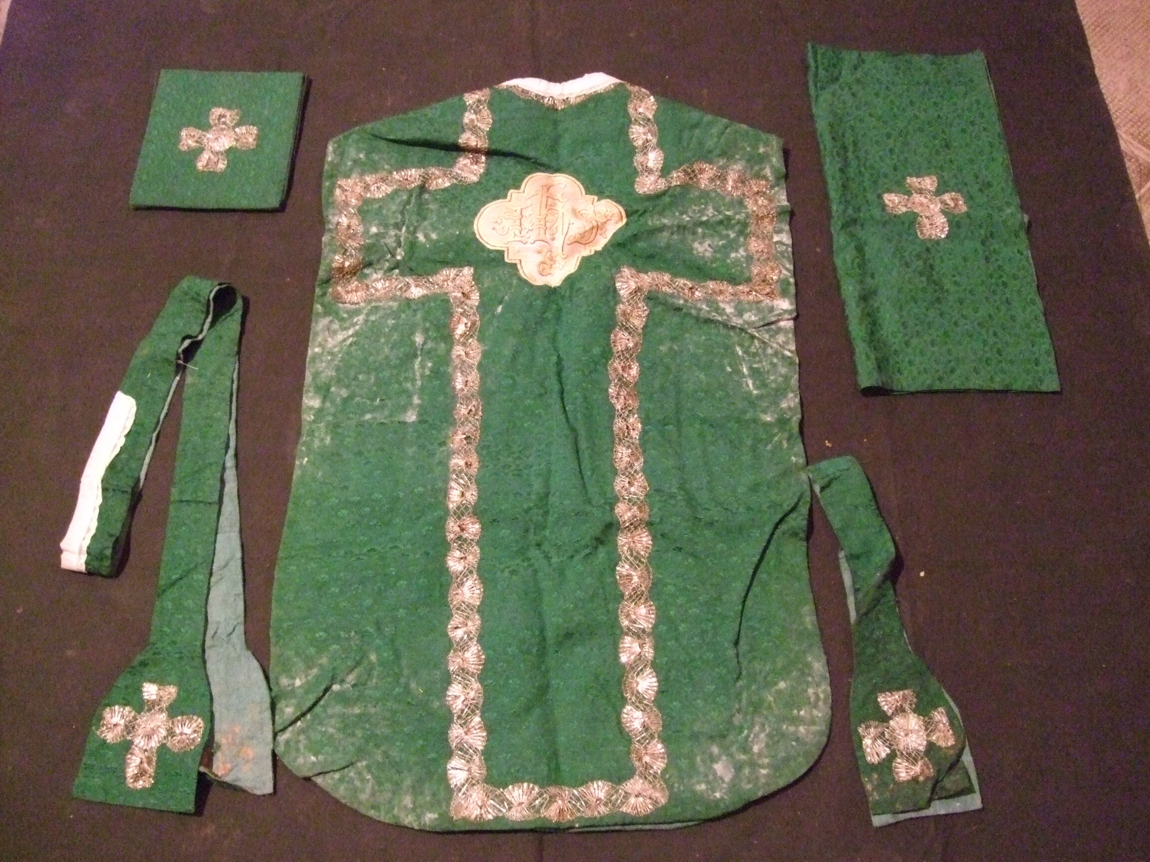 Ornement vert : chasuble ; étole ; manipule ; bourse de corporal ; voile de calice