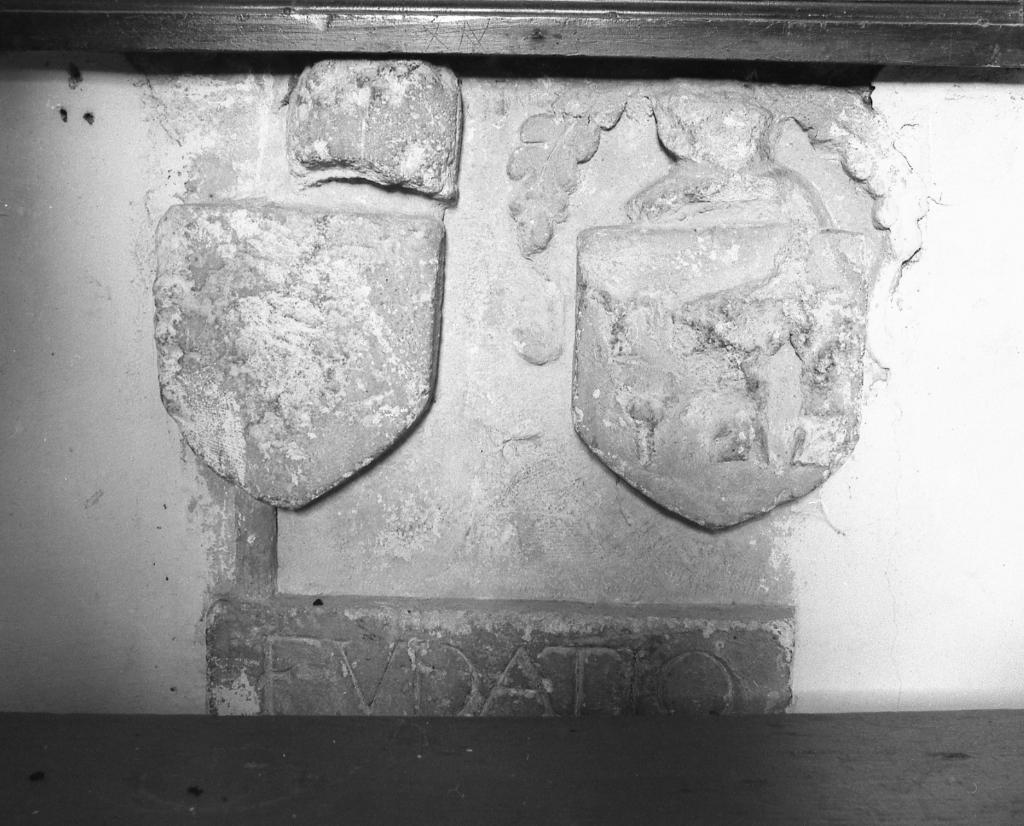 bas-relief (pierre de fondation)