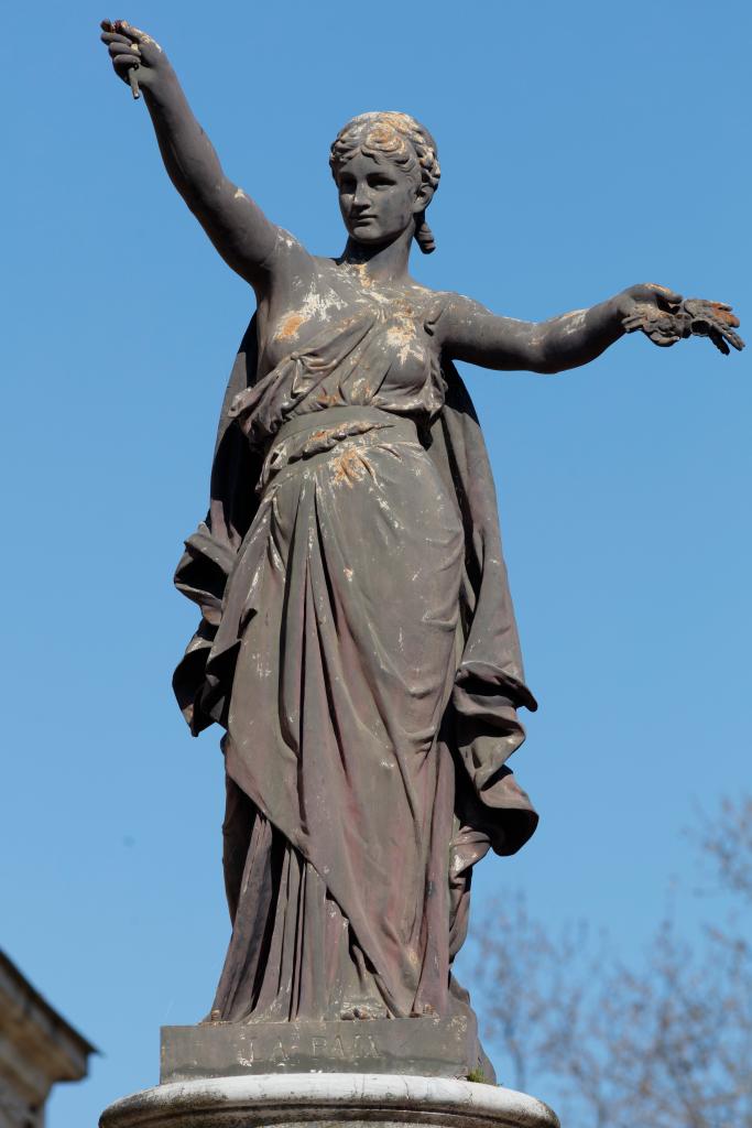 fontaine monumentale, statue de Marianne, titrée LA PAIX