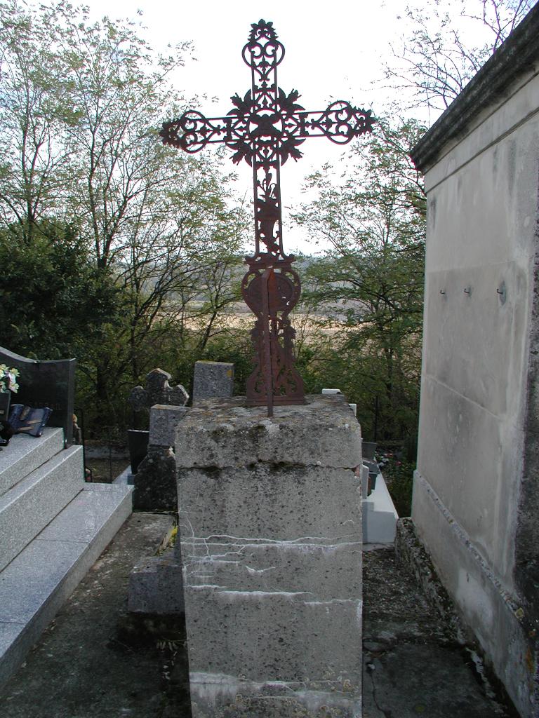 croix de cimetière : Tétragramme et têtes d'angelots