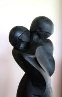 statue : Personnage féminin tenant un enfant dans ses bras
