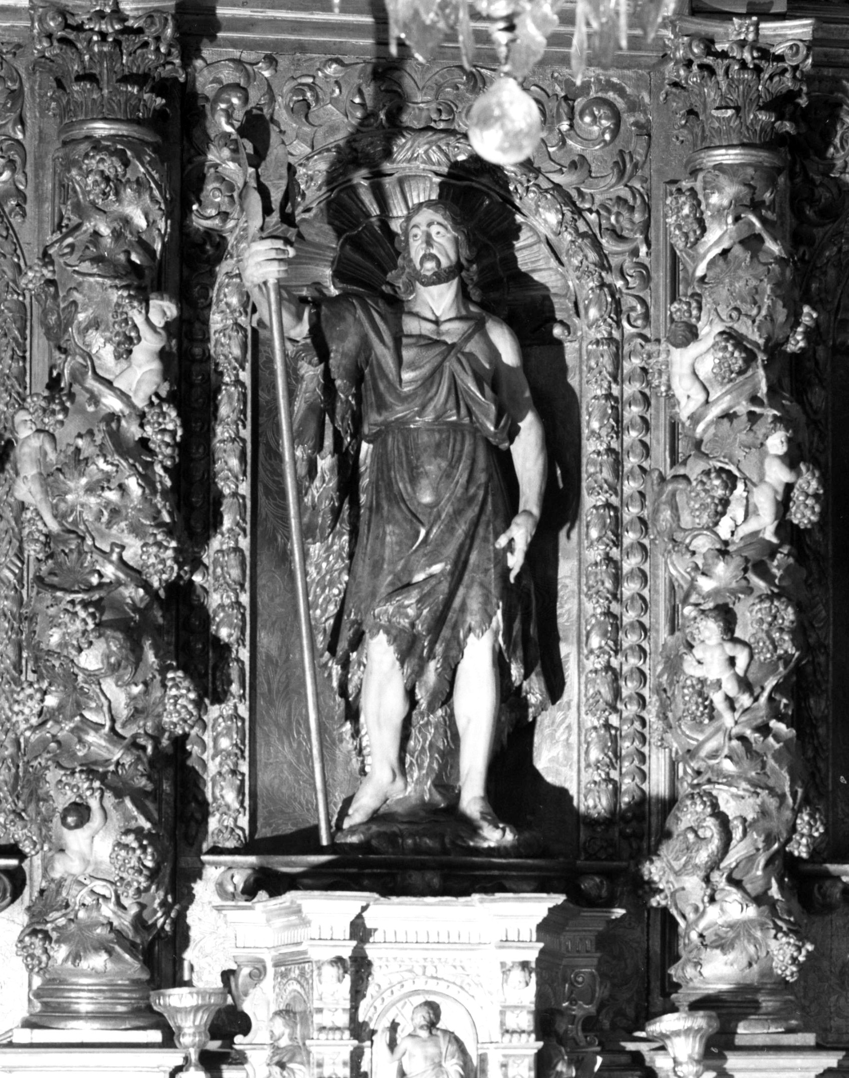 quatre statues : saint Jean-Baptiste, saint Roch, saint Michel, saint