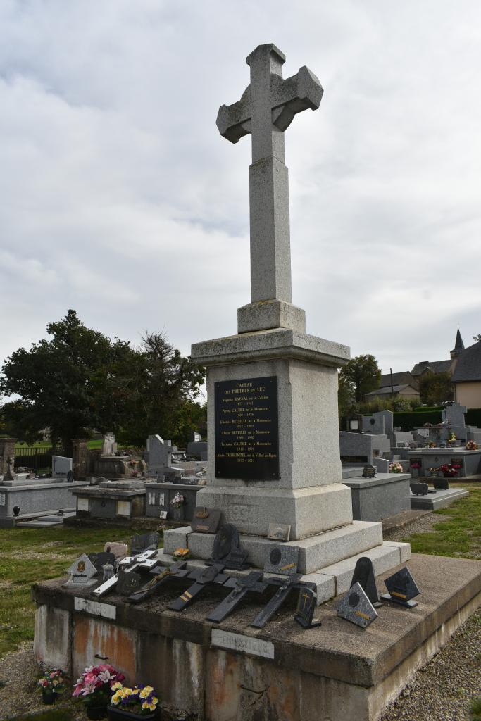 croix de cimetière, tombeau des prêtres de Luc et caveau provisoire