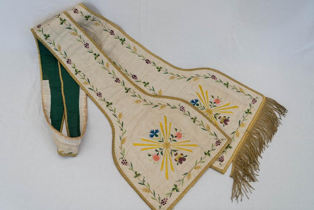 ornement blanc : chasuble ; étole ; manipule ; voile de calice