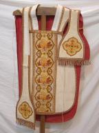 ensemble d'un ornement blanc : chasuble, étole de clerc, manipule, bourse de corporal, voile de calice