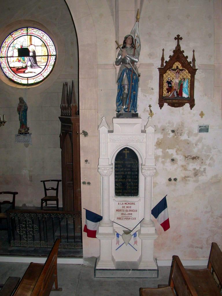 ensemble du monument aux morts de la guerre de 1914-1918 avec la plaque commémorative et la statue (grandeur nature) de Jeanne d'Arc