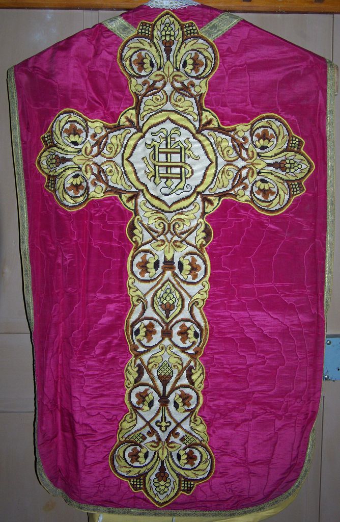 sommaire textile de l'église de Montfaucon