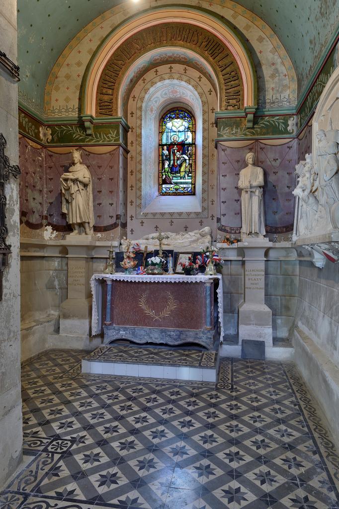 chapelle du Poilu de la guerre de 1914-1918 avec un autel secondaire, deux tableaux, trois statues, 2 tableaux commémoratifs, un vitrail et une peinture.