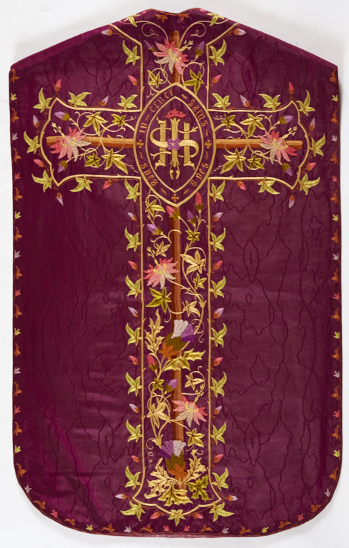 chasuble violette avec étole, voile de calice et bourse de corporal