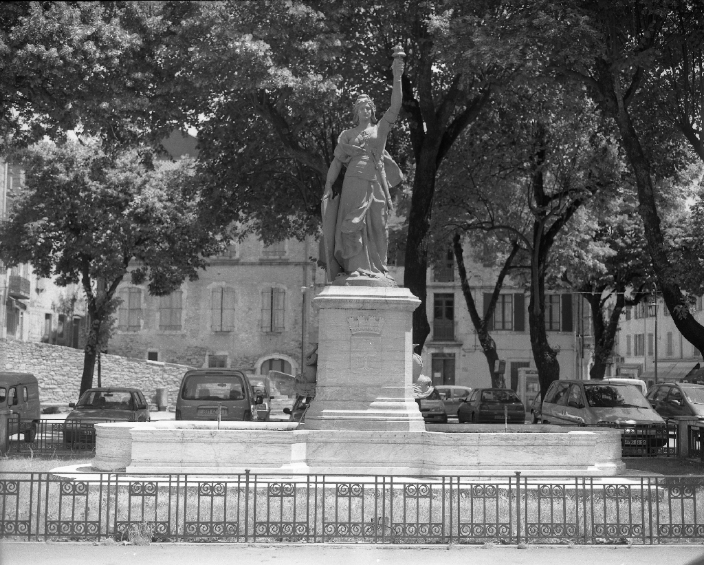 monument (monument commémoratif), fontaine monumentale, de la république