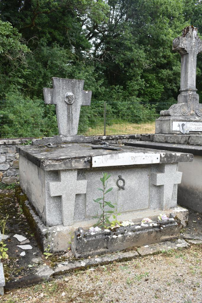 tombeau à caveau monumental et stèle funéraire