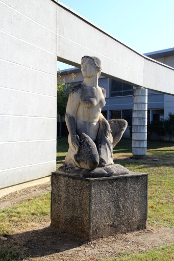 sculpture : Jeune femme