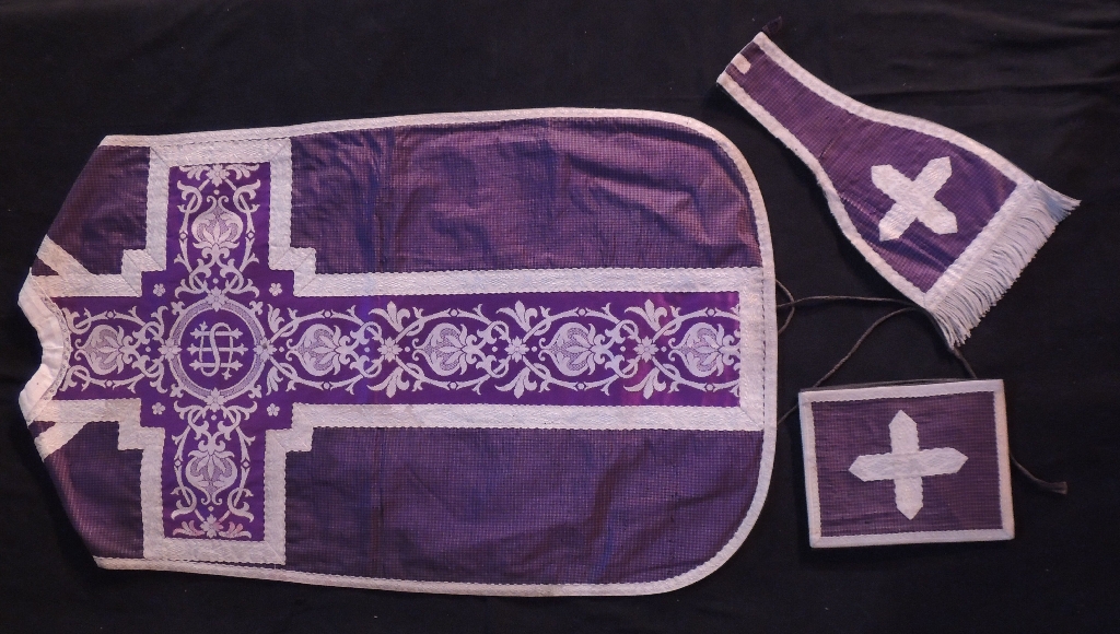 Ornement violet : chasuble, manipule, bourse de corporal