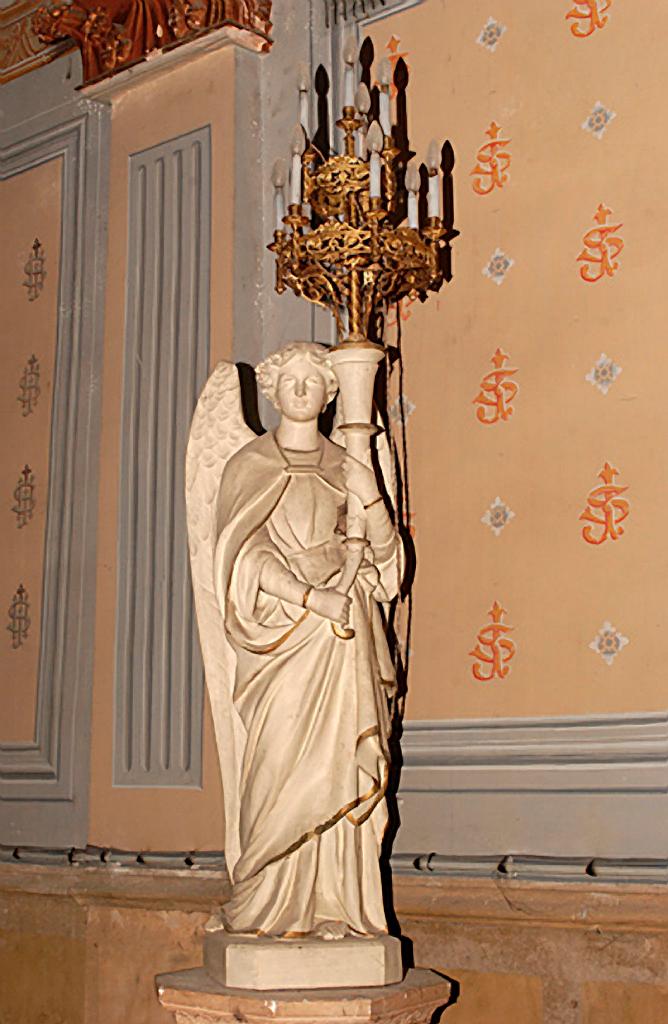 paire de statues (petite nature) et de leurs piédestaux : Anges lampadophores à chandeliers d'église