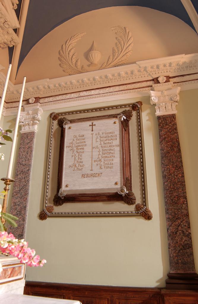 ensemble du monument aux morts de la guerre de 1914-1918 : deux plaques commémoratives et une statue de Jeanne d'Arc (grande nature).