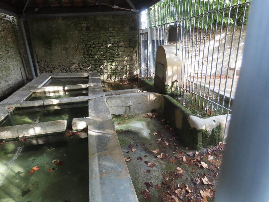 Lavoir couvert et fontaine de Langlade