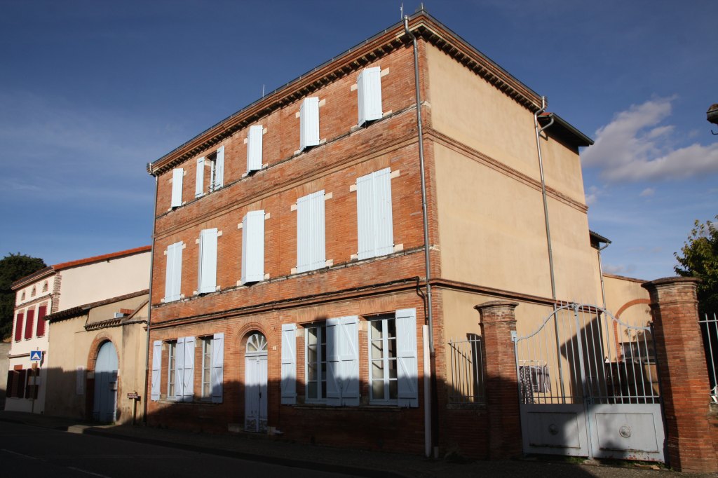 ancienne maison, puis gendarmerie, puis maison de retraite, actuellement immeuble de logements sociaux