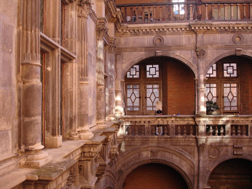hôtel de Bernuy, puis collège universitaire, actuellement lycée Pierre de Fermat