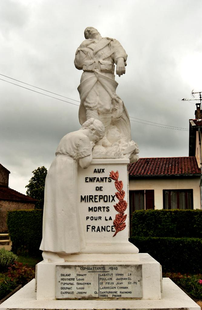 ensemble du groupe sculpté d'une femme aux pieds d'un soldat (figures grandeur naturelle)