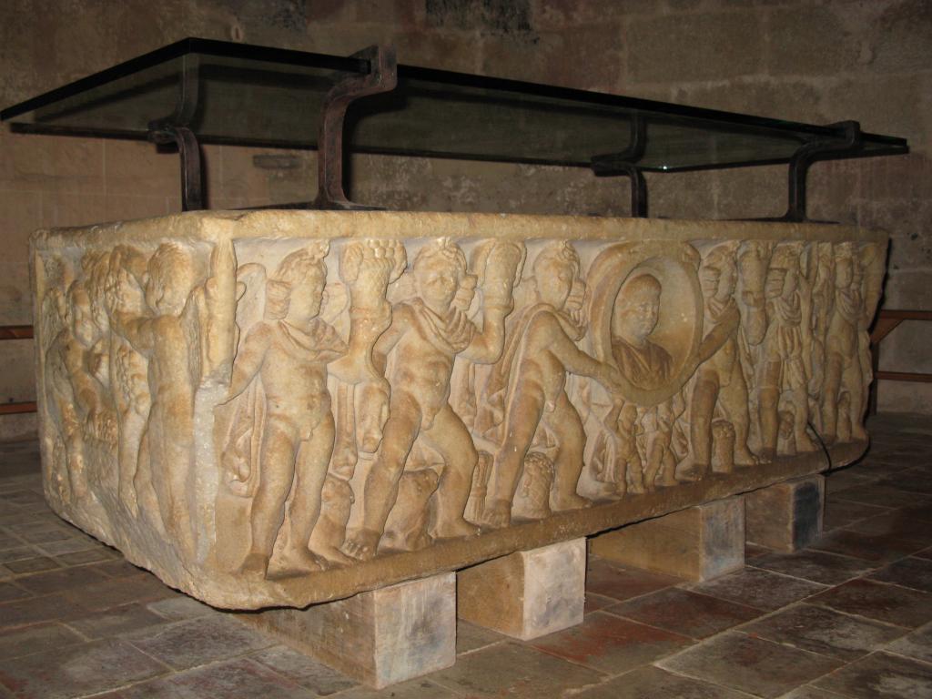 sarcophage, actuellement autel