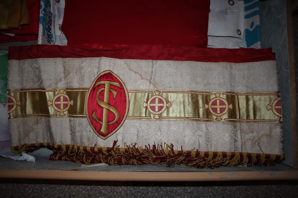 Ensemble de vêtements et ornements liturgiques