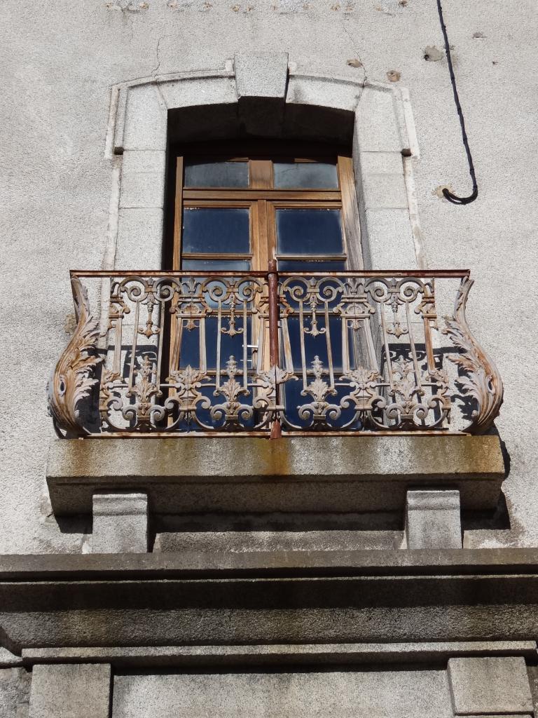 Tribunal, puis mairie-école