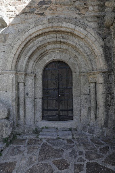 Porte à pentures ; portail