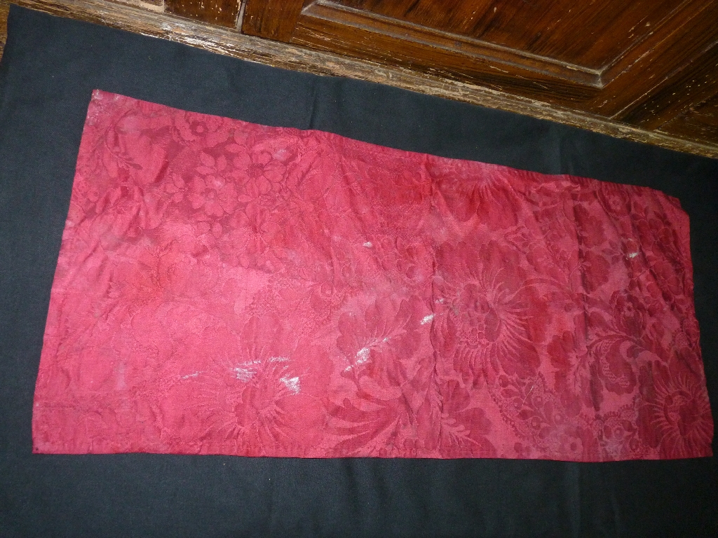 voile huméral (?) ornement rouge nappe de sellette (?)