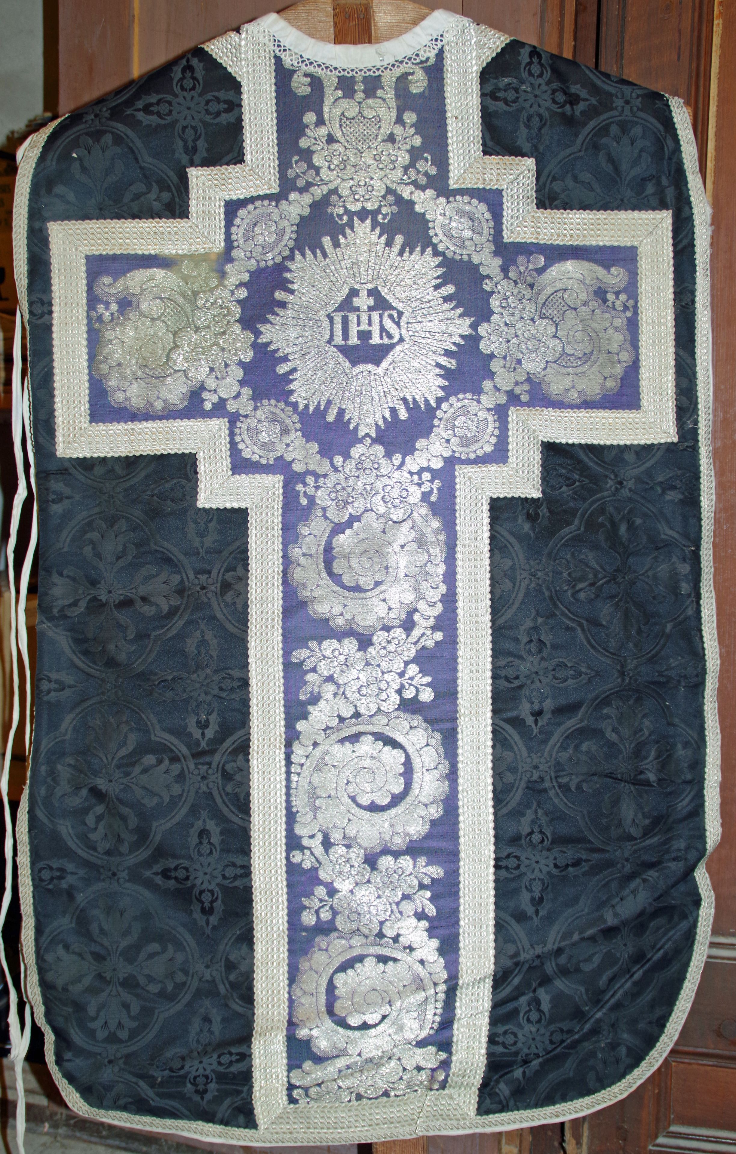 sommaire des textiles de l'église Saint-Denis d'Aiguèze