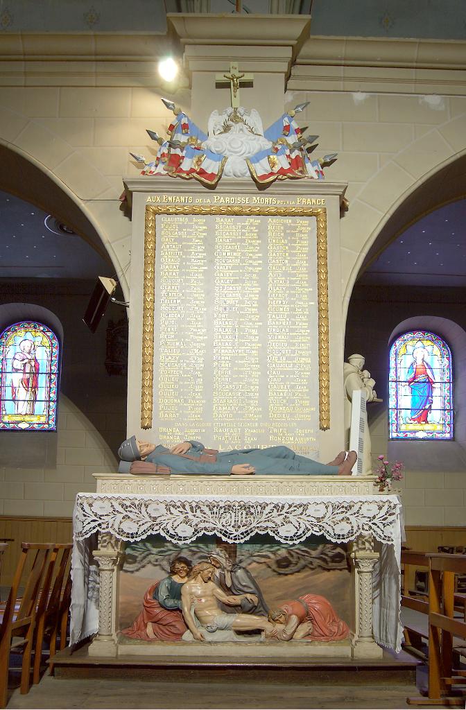 ensemble du monument aux morts de la guerre de 1914-1918 et de la guerre de 1939-1945 : autel secondaire de style néo-roman, statue (grandeur nature) du Poilu mourant, et plaque commémorative.