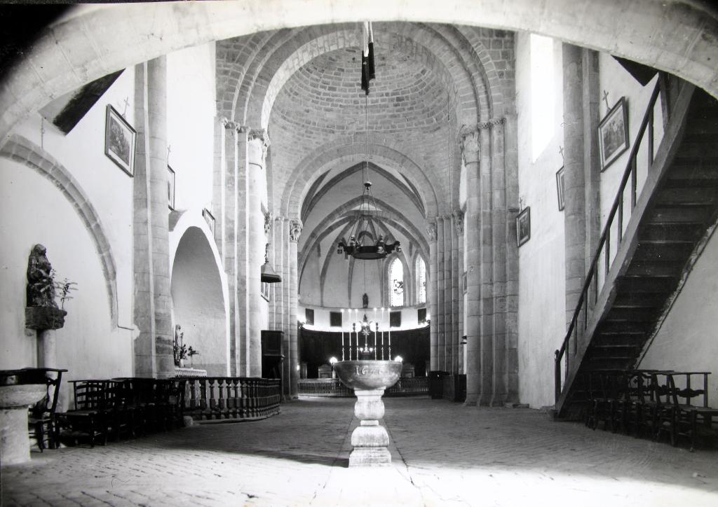 ancienne abbatiale bénédictine actuellement église paroissiale Saint-Pierre