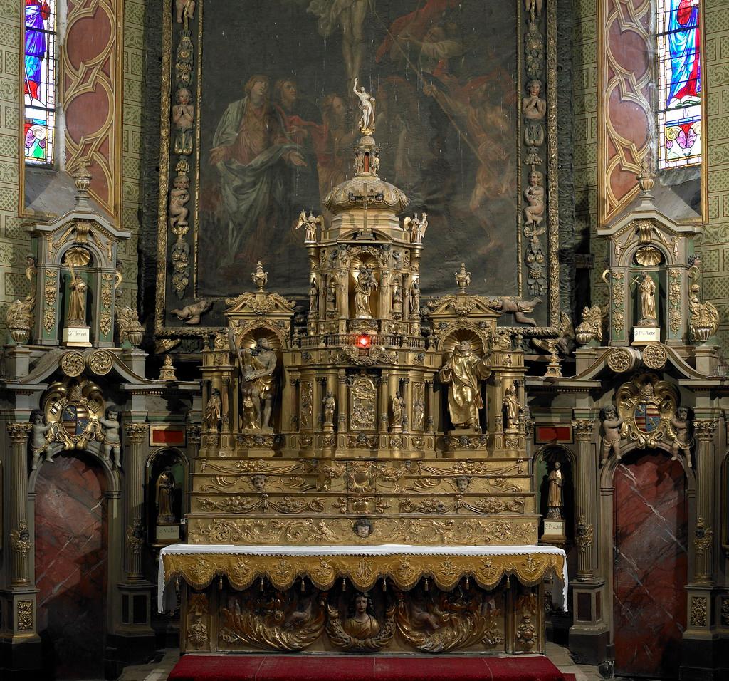ensemble du maître-autel : retable architecturé à niche, 4 gradins d'autel et tabernacle à ailes architecturé