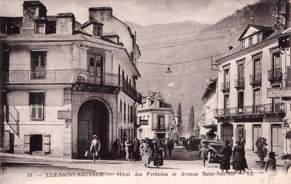 Hôtel des Pyrénées (ancien), actuellement commerce et logements