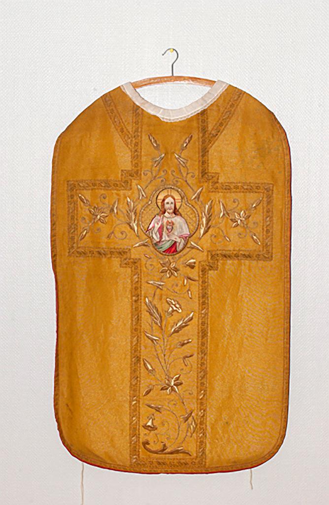 ensemble d'un ornement en drap d'or, de style néo-gothique : chape, chasuble (Christ du Sacré-Coeur), étole et manipule, voile de calice et bourse de corporal