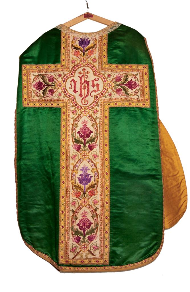 chasuble (ornement vert), de style néo-gothique : I.H.S. et décor floral