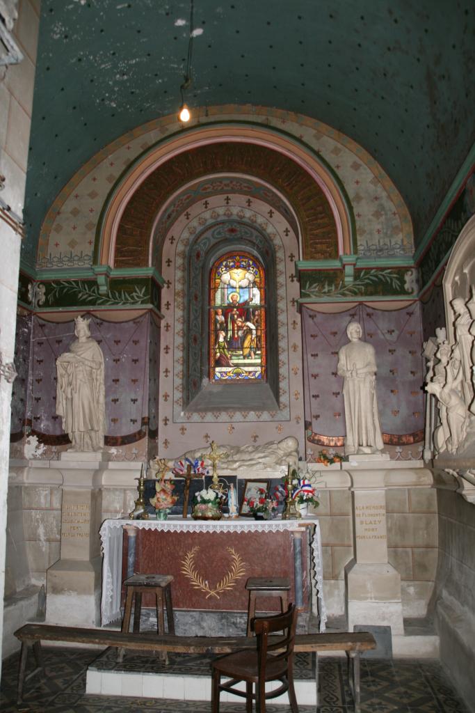 chapelle du Poilu de la guerre de 1914-1918 avec un autel secondaire, deux tableaux, trois statues, 2 tableaux commémoratifs, un vitrail et une peinture.