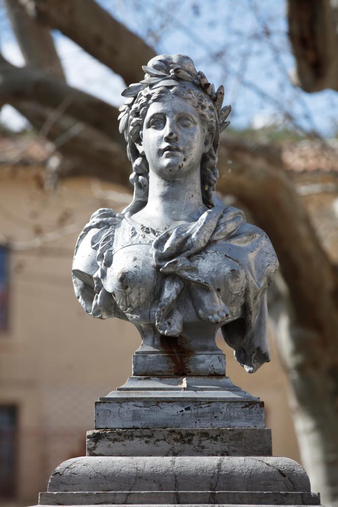 fontaine avec buste de Marianne