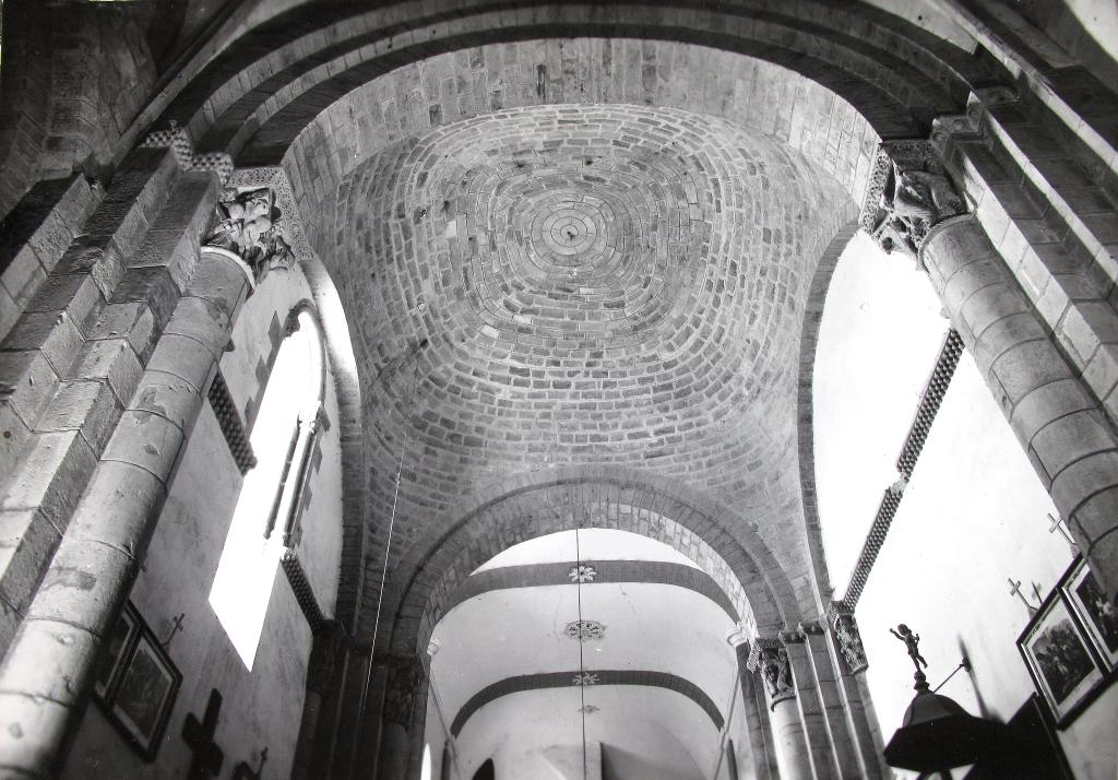 ancienne abbatiale bénédictine actuellement église paroissiale Saint-Pierre