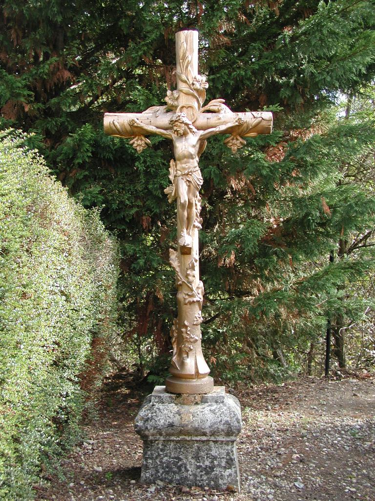 tombeau et sa croix funéraire : Christ en croix