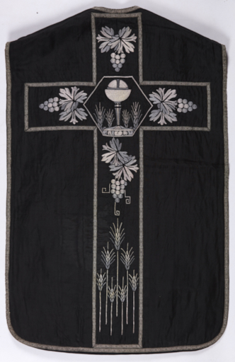 Chasuble noire avec manipule