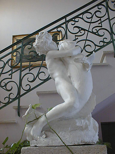 groupe sculpté (groupe relié) : Jeune garçon au poisson