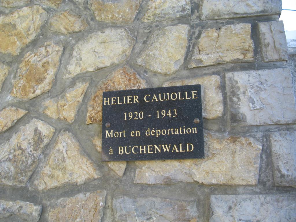 plaque commémorative des morts de la guerre de 1939-1945 dédiée à Hélier Caujolle